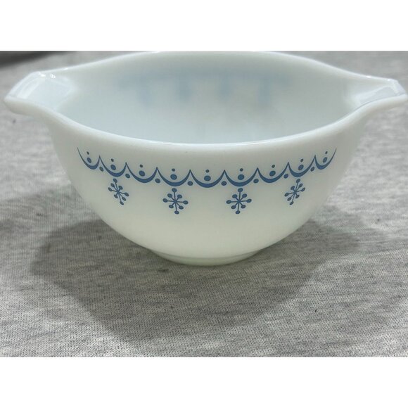 Vintage Pyrex 1 1/2 Pint Blue Snowflake Garland Mixing Bowl - Picture 3 of 7